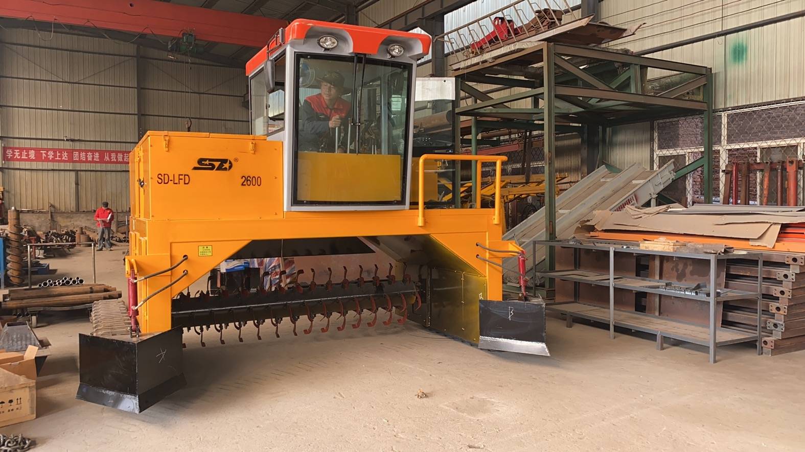 了解履带式翻抛机:产品特性与优势一览_物料_堆肥_方向