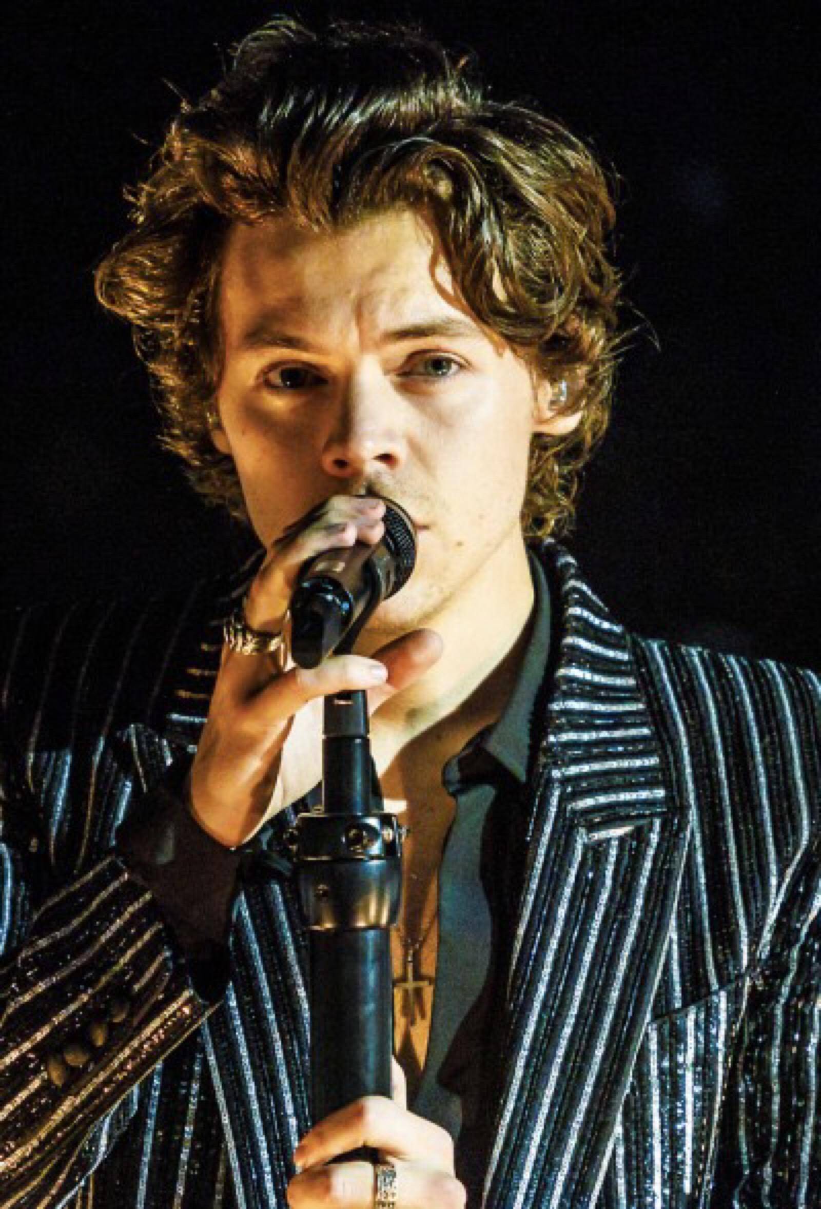 近日,据外媒,歌手哈卷harry styles和参演过《骨及所有》的女演员泰勒