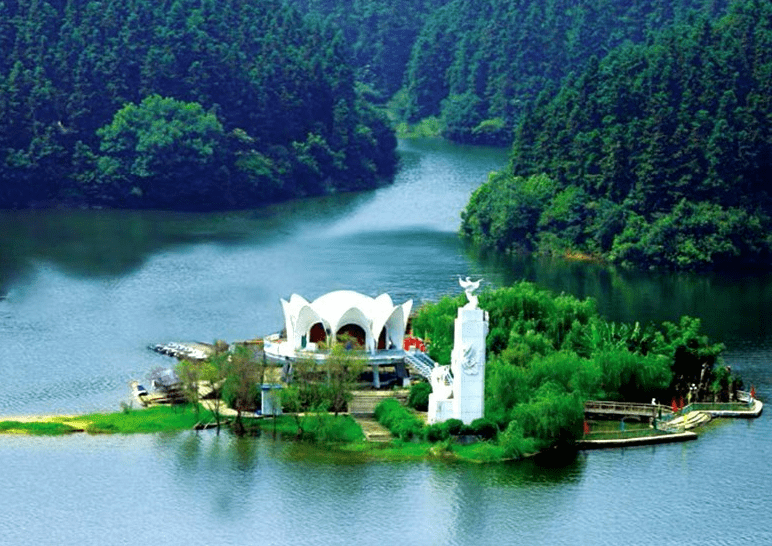 2,仙女湖景区洞村位于新余市城区西北方向,是一个充满神秘色彩的古