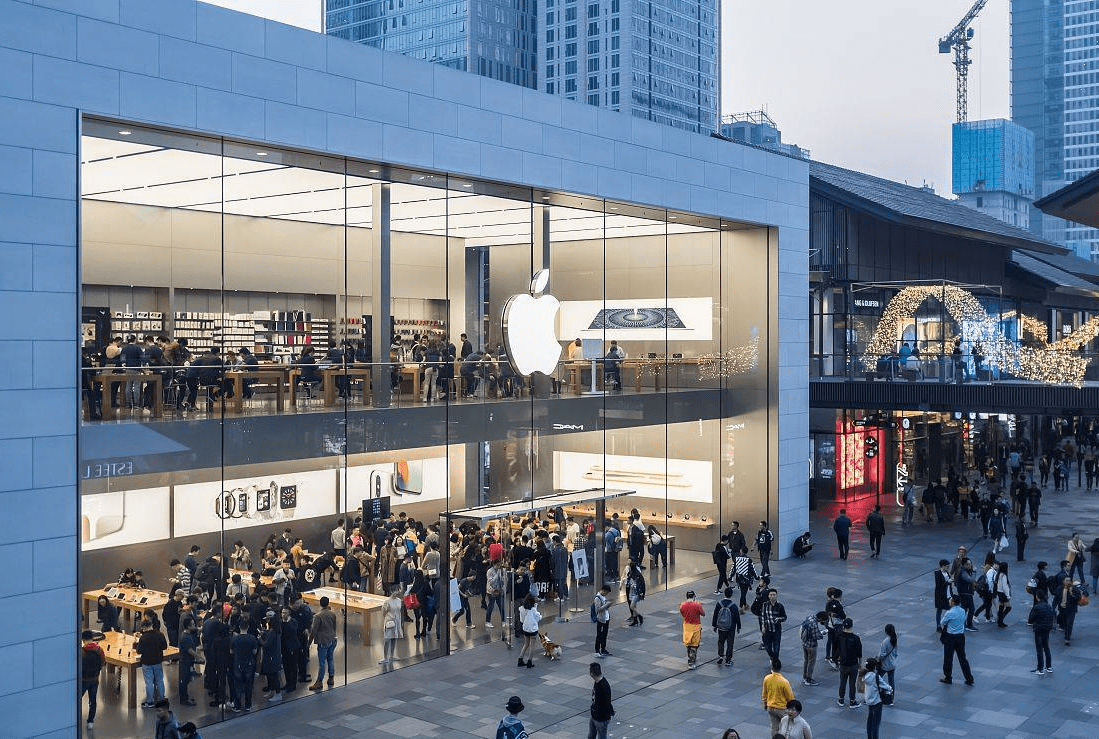 一女子在北京太古里苹果店内怒砸手机并背诵《满江红》_社会_问题