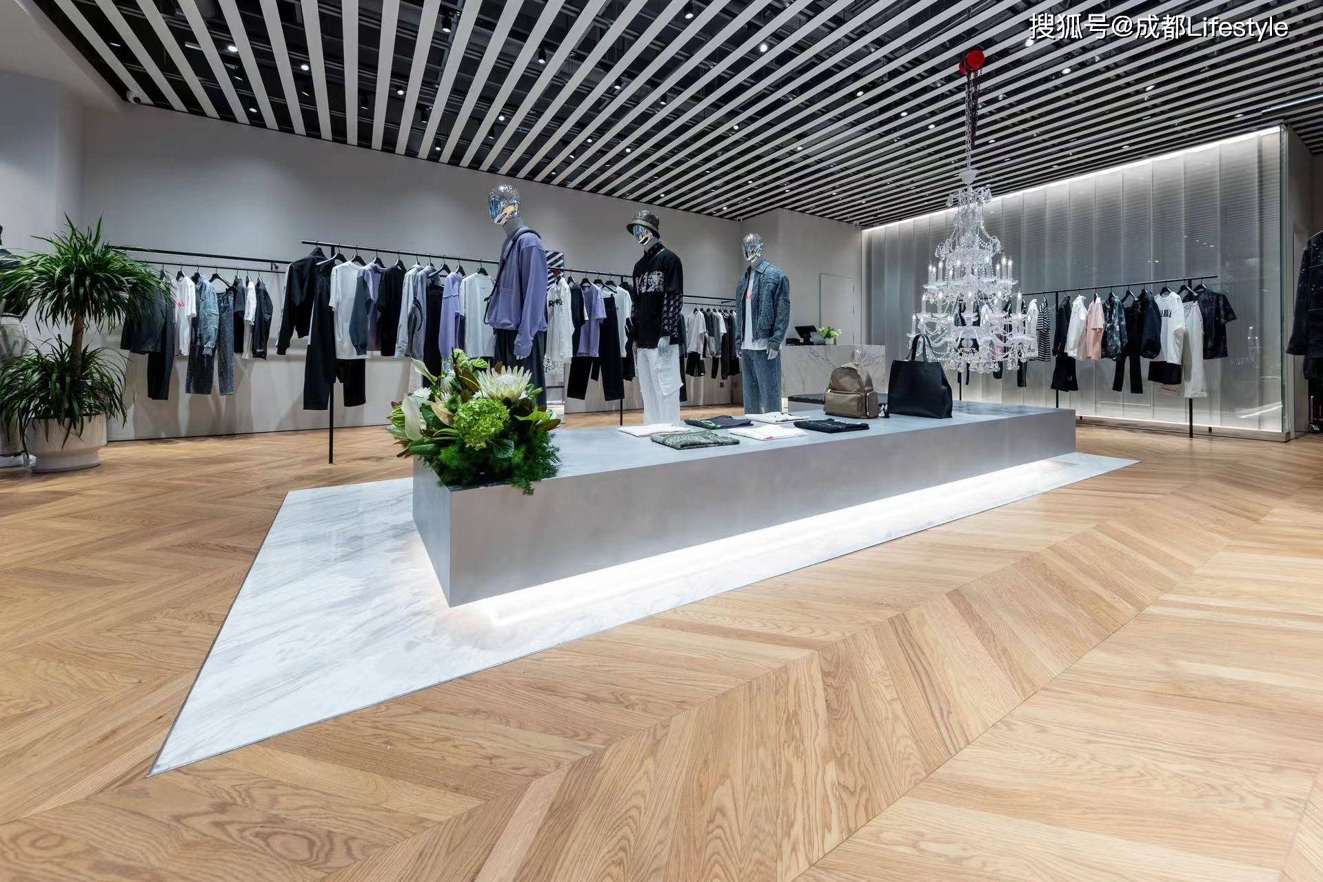 旗下男装品牌razzle坚持以肌理再造精心打造摩登风格,在潮流与经典