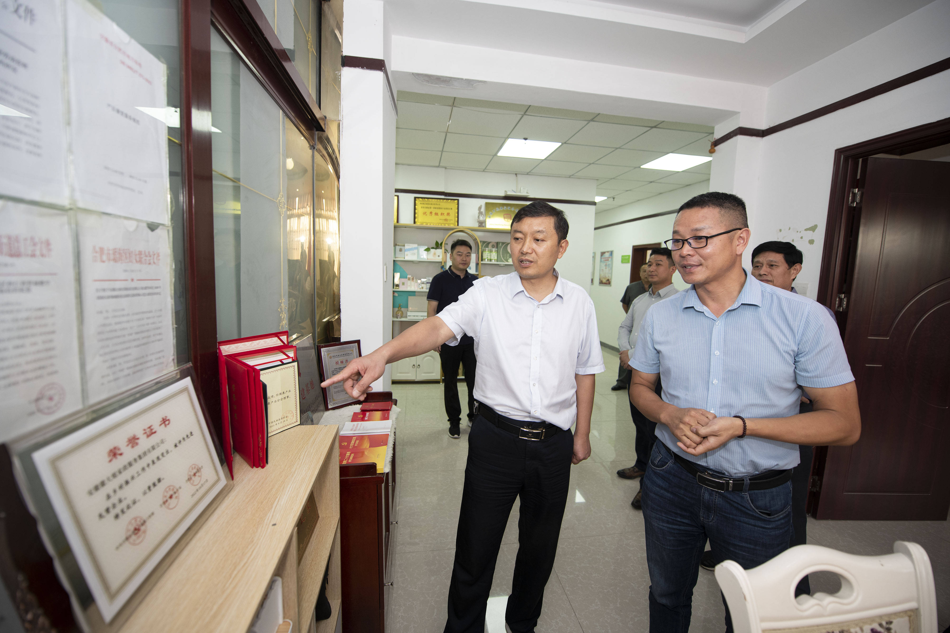 安徽省涡阳县人大常委会主任刘峰率队调研徽大姐集团_发展_家乡_家政