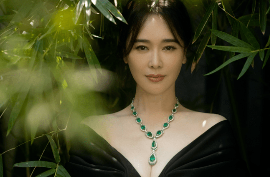 左小青46岁泳装照曝光,曼妙身姿前凸后翘,陈道明盛赞造型抢眼!