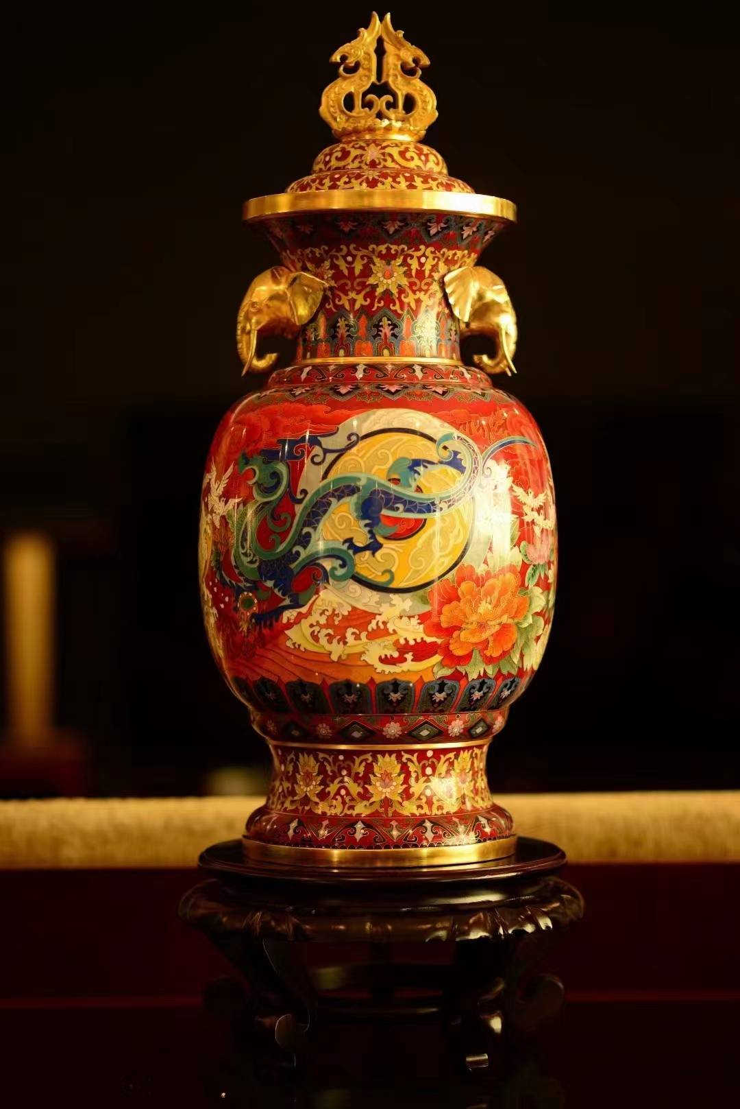 戴嘉林,张向东大师创作 景泰蓝《盛世中华尊》以中国红为主色调,净高