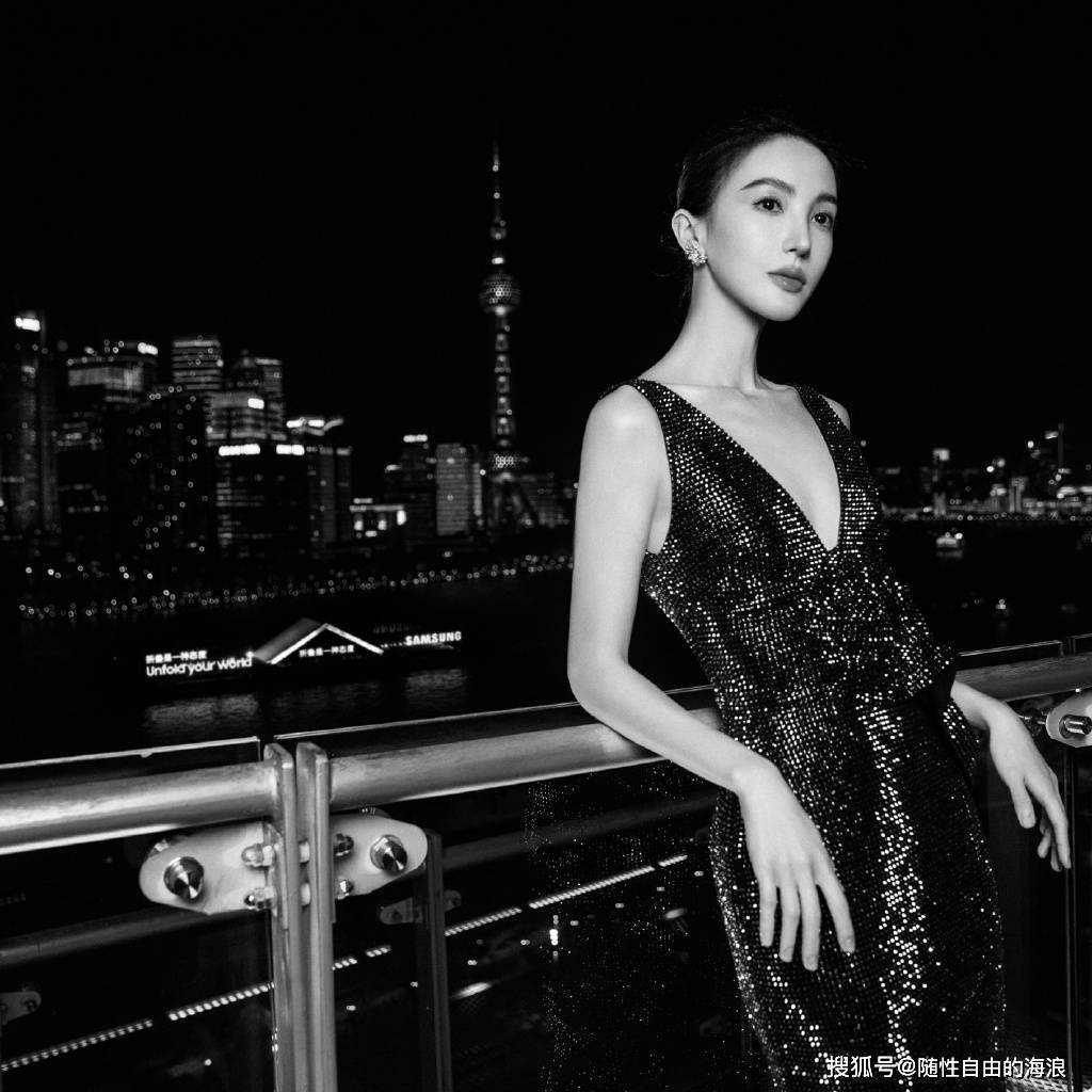 金晨最新活动造型释出,盘发搭配深v黑色镶钻裙,尽显好身材