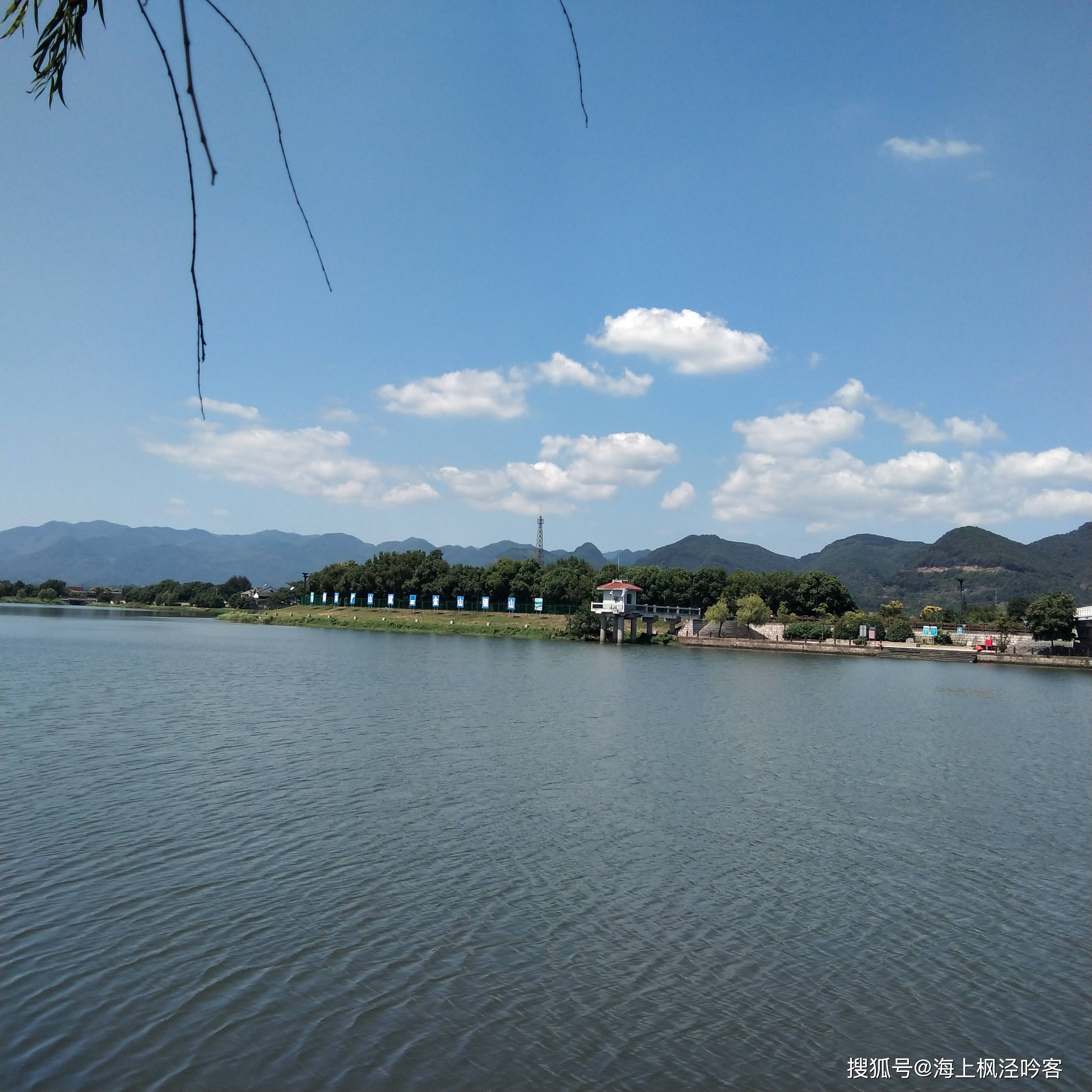 秋到剡江枫泾蔡宏伟奉化剡江是奉化江的上游,知名度远不及绍兴嵊州的