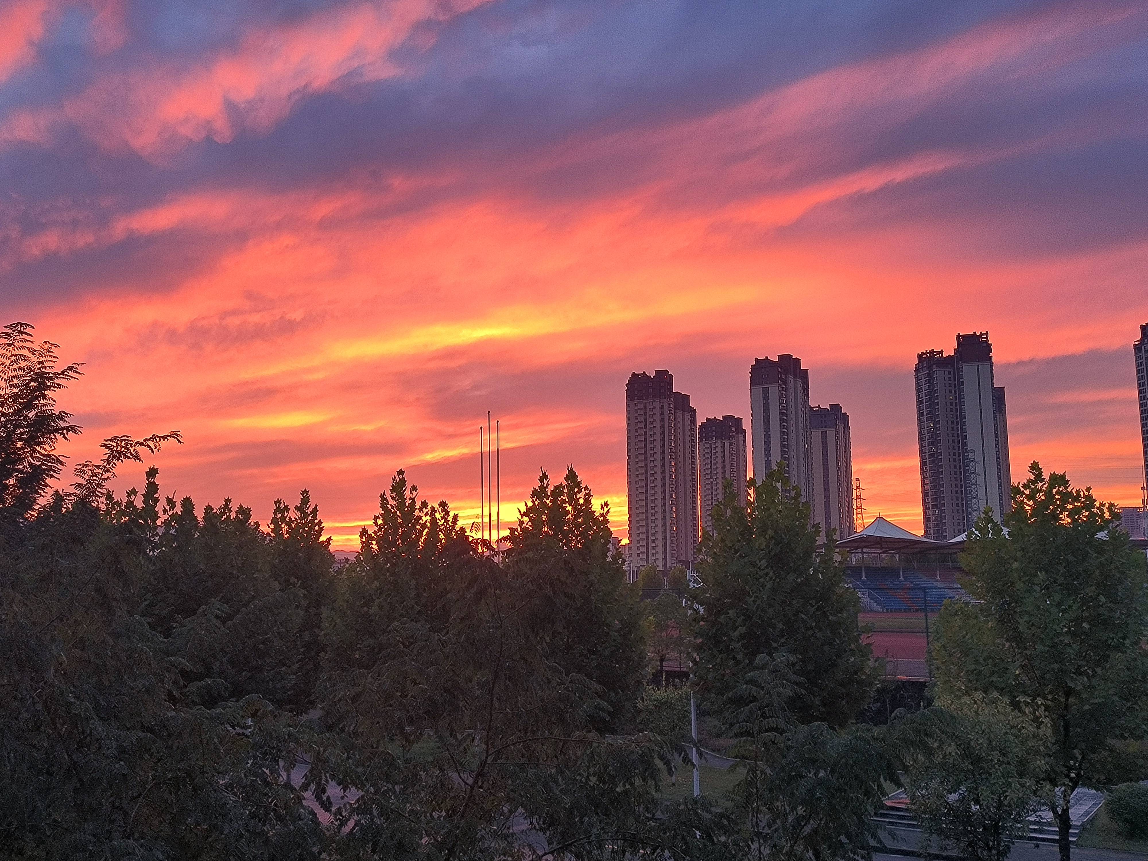 夏日唯落日值得眷戀_屋頂_唯美_雲朵