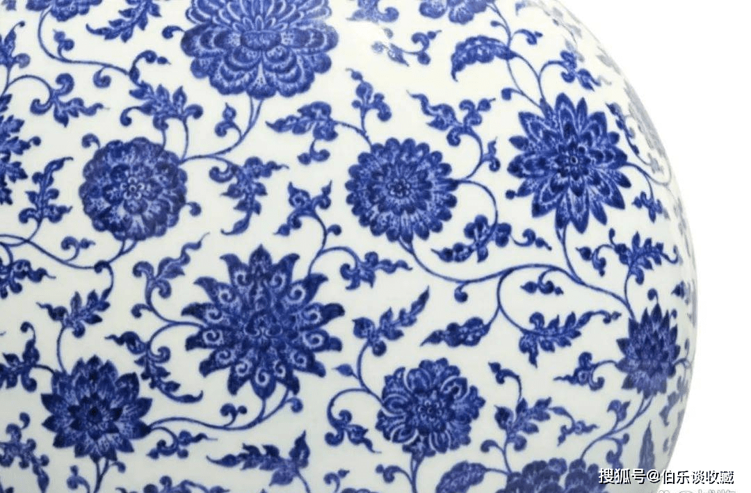 1278万！不愧是乾隆御窑「青花抱月瓶」，堪比“金砖”！_搜狐网