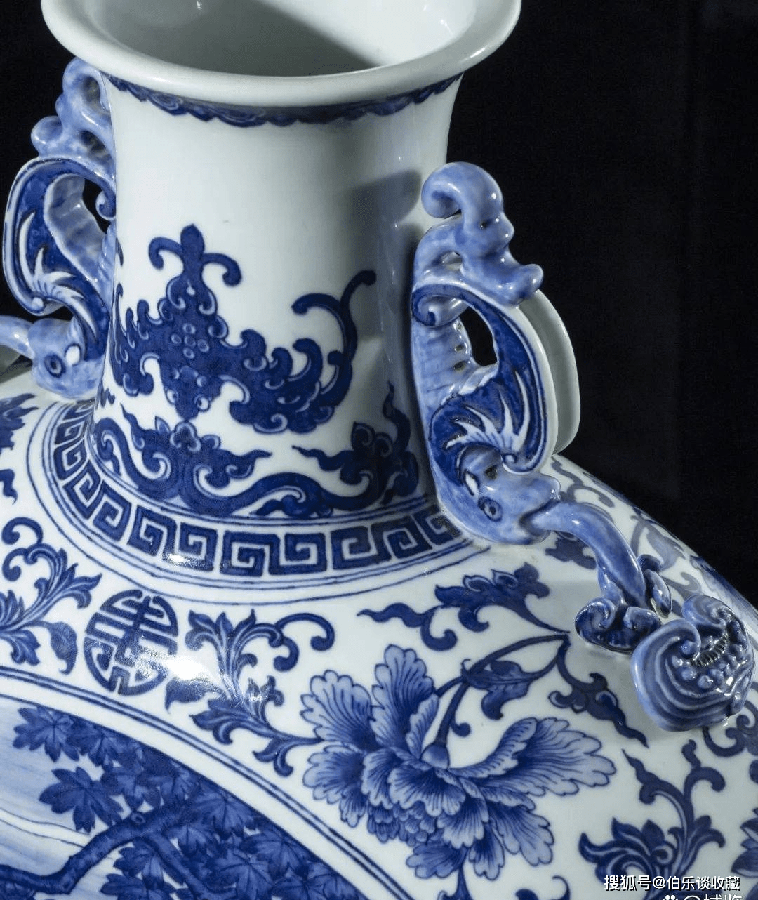 1278万！不愧是乾隆御窑「青花抱月瓶」，堪比“金砖”！_搜狐网