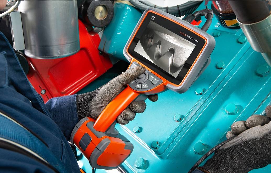 检查导向关节外皮没有变形,扎丝,松脱,褶皱,等外观损伤;用单手捋探头