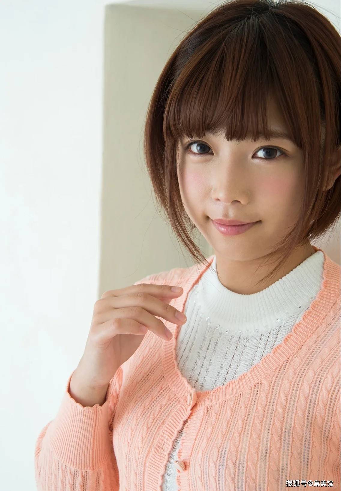 她以自己的努力和才华,不断超越自我,成为了娱乐圈中的一颗璀璨之星.