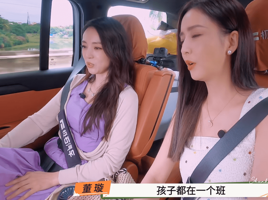 两家的孩子都青梅竹马一起长大,从幼儿园到小学都是同班同学