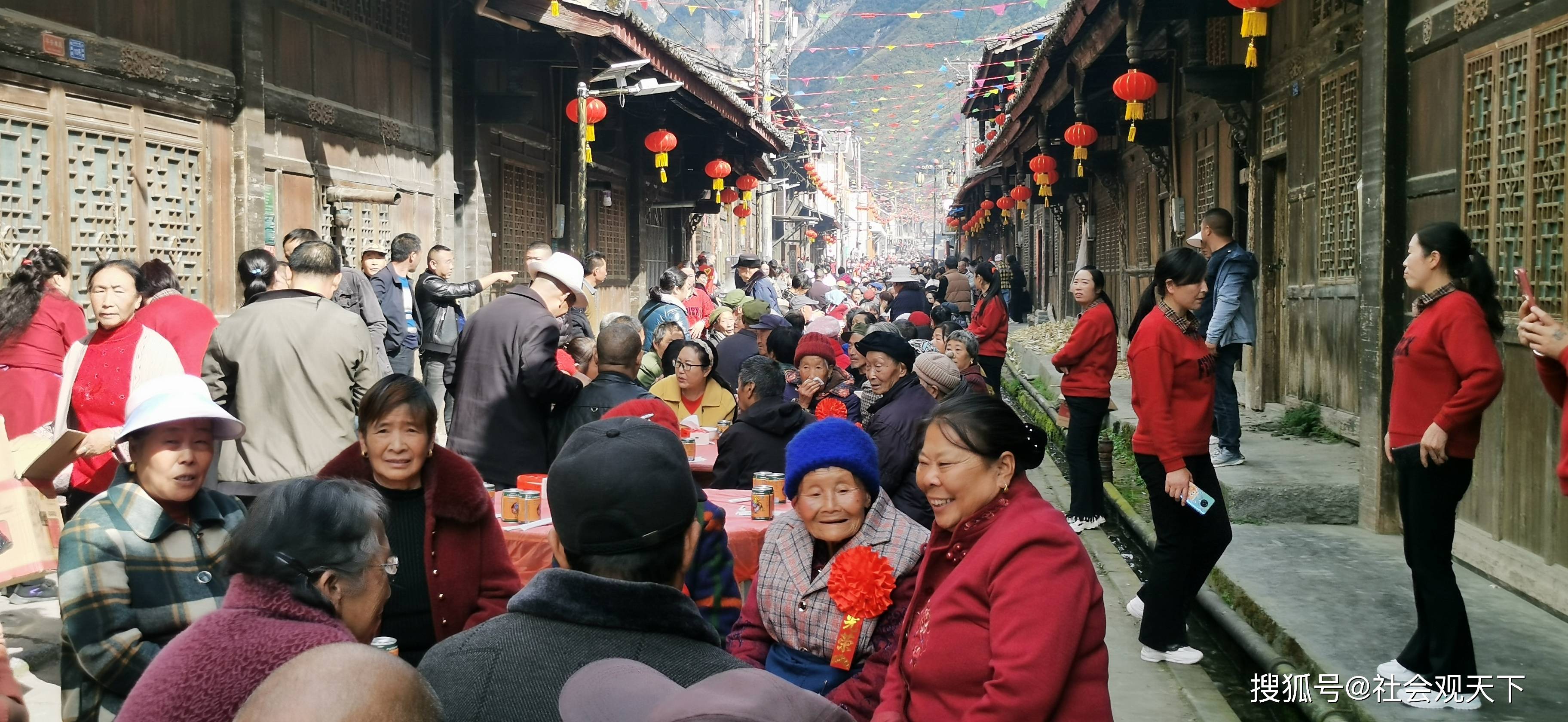 四川松潘县小河镇举行"千叟宴"树乡村文明新风