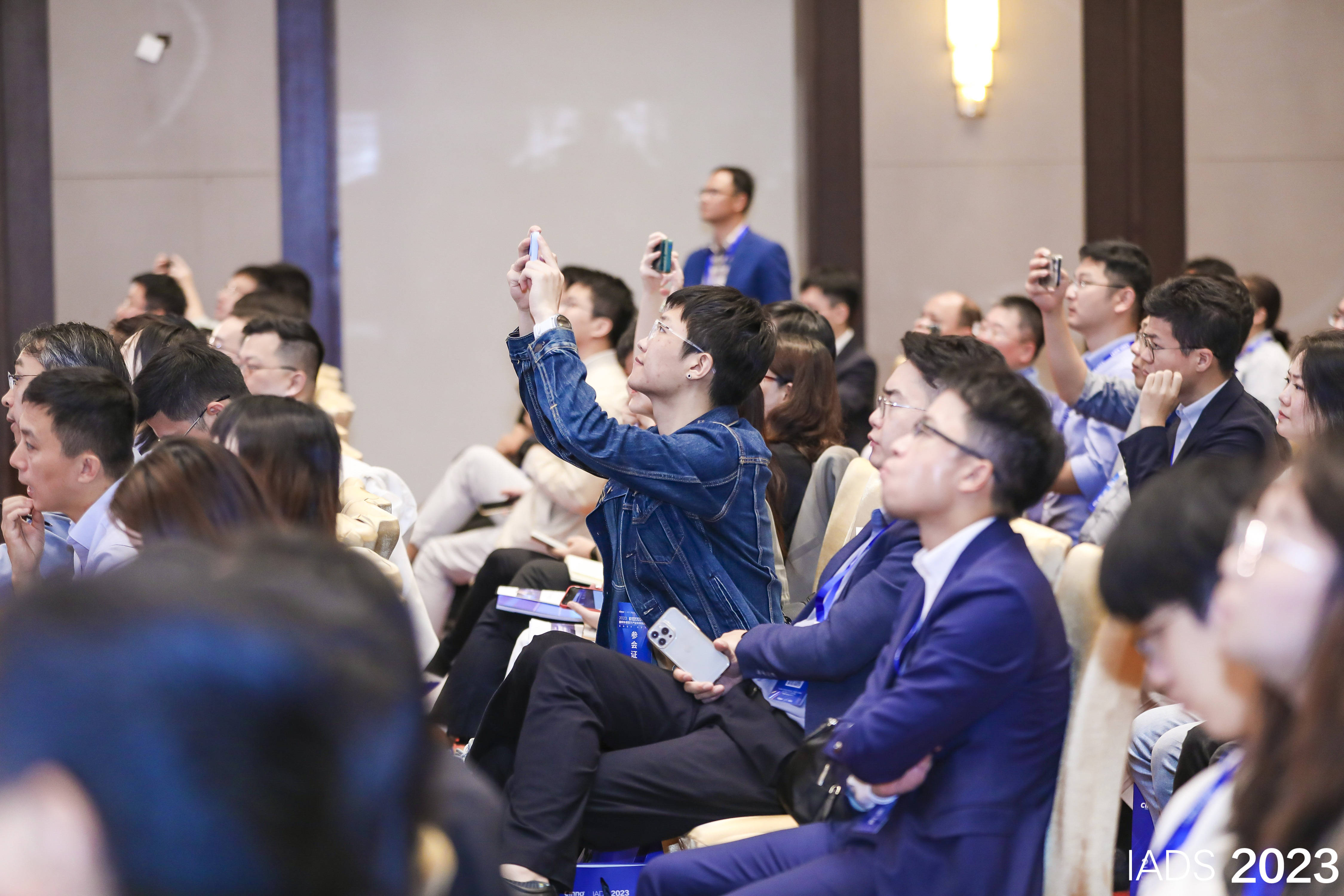 天马微电子车载产品方案总监杨圣洁,桐力光电董事长石东,赛德西威汽车