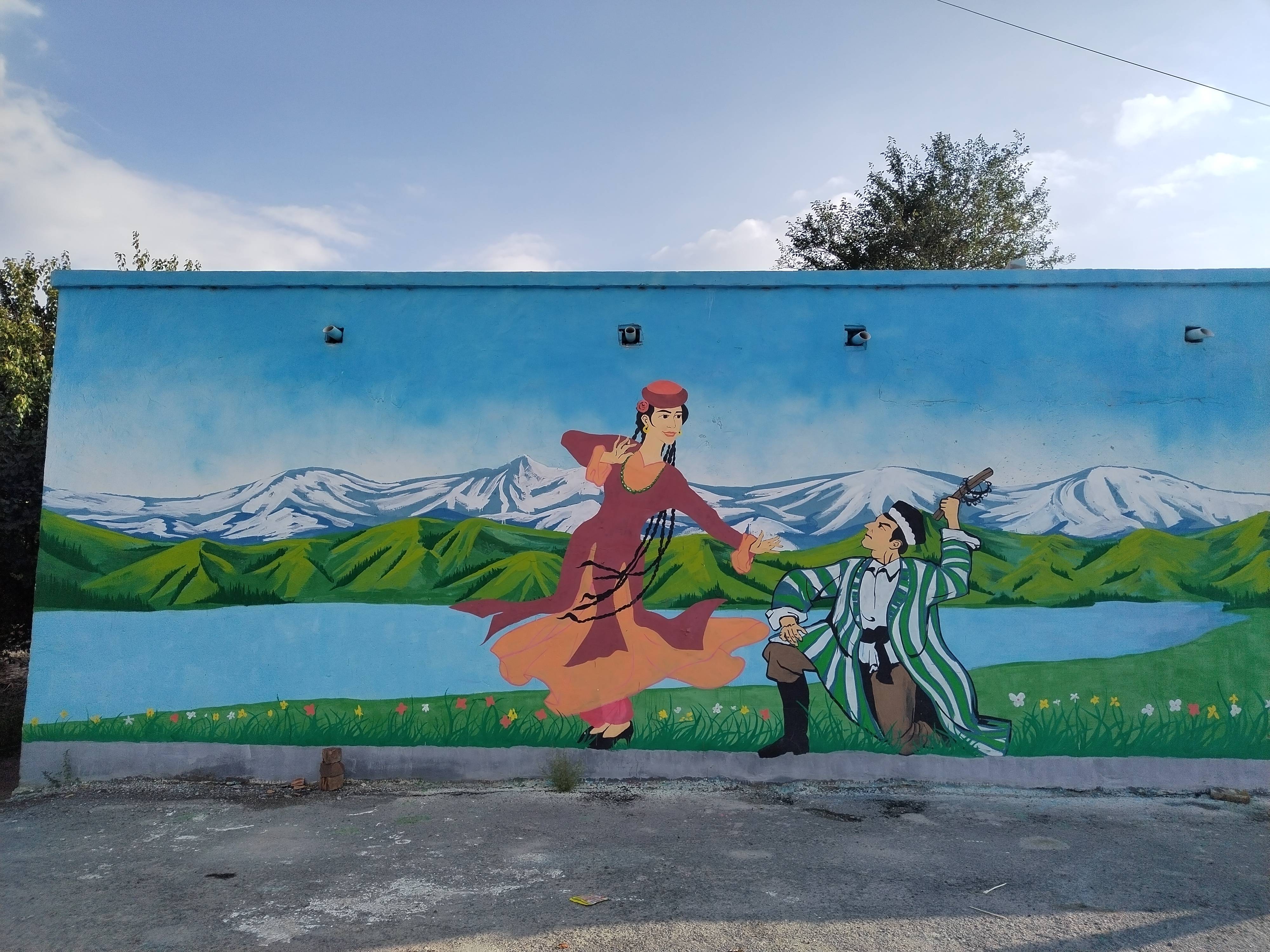 新疆焉耆:小墙绘助推文化润疆大提升