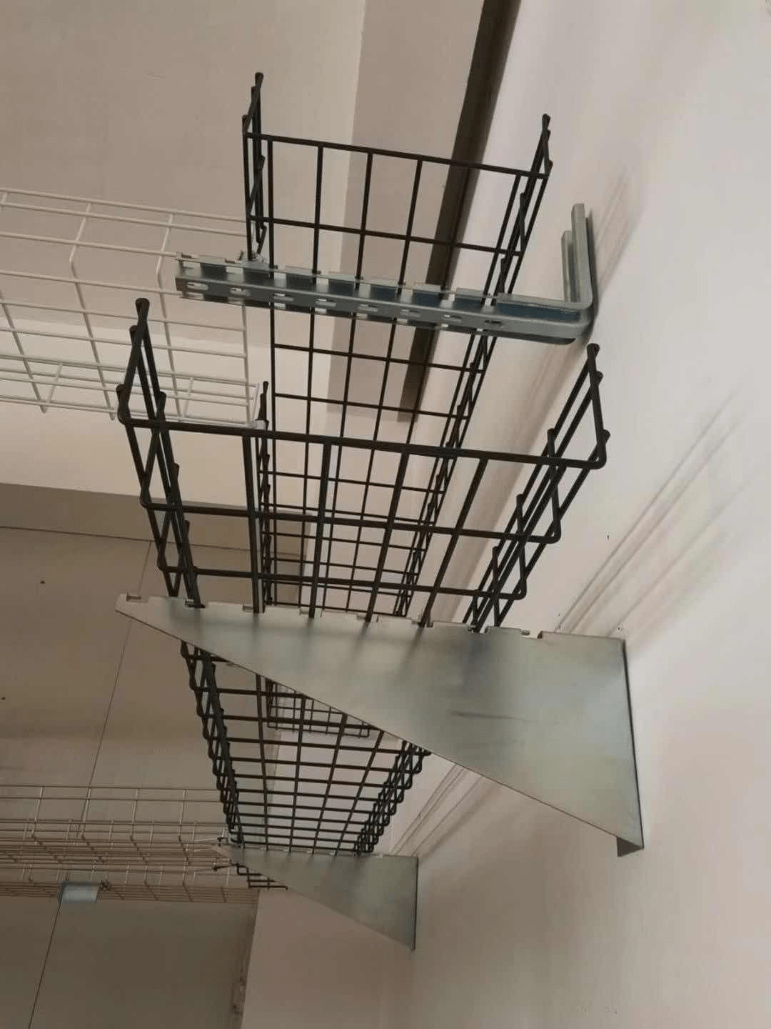 网格桥架的多种安装方式 机房布线中网格桥架的应用 综合布线 机柜