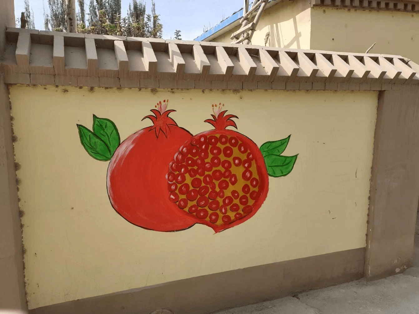 若羌:小小文化墙 绘出民族团结进步新风尚_吾塔木乡昆_群众_村民