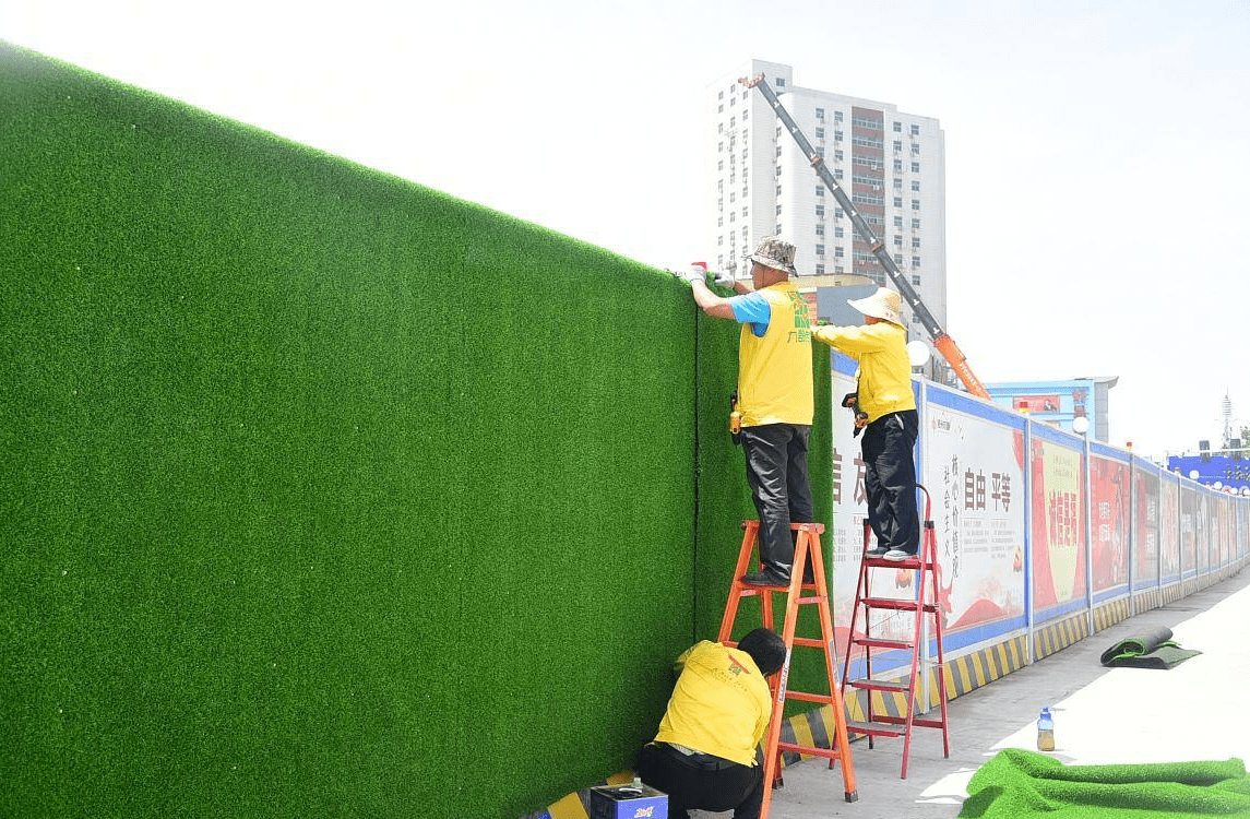 介绍几种常见的围挡假草皮的固定方法!