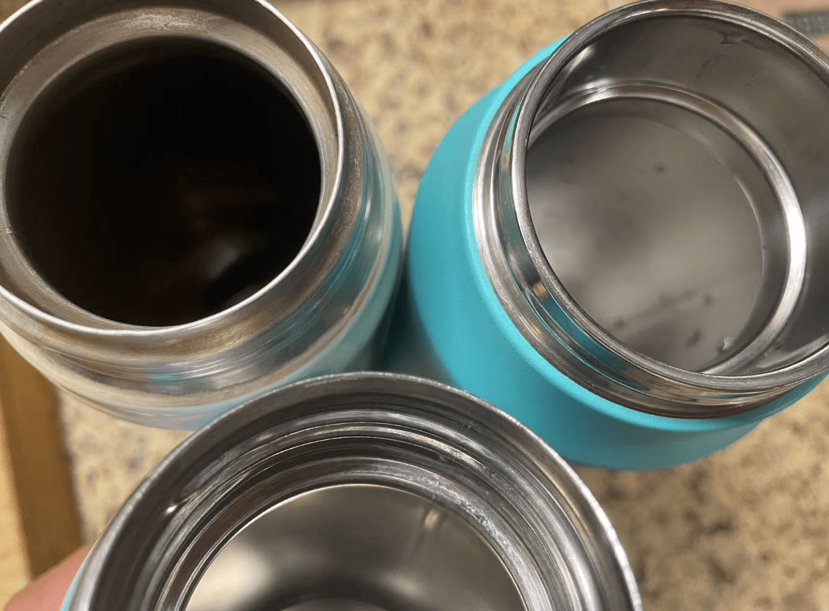 迈着六亲不认的步伐,抢走老爹的水杯。