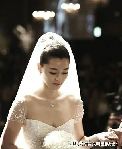 在家庭方面,全智贤于2012年嫁给了演员李敏镐,两人育有两个可爱的女儿