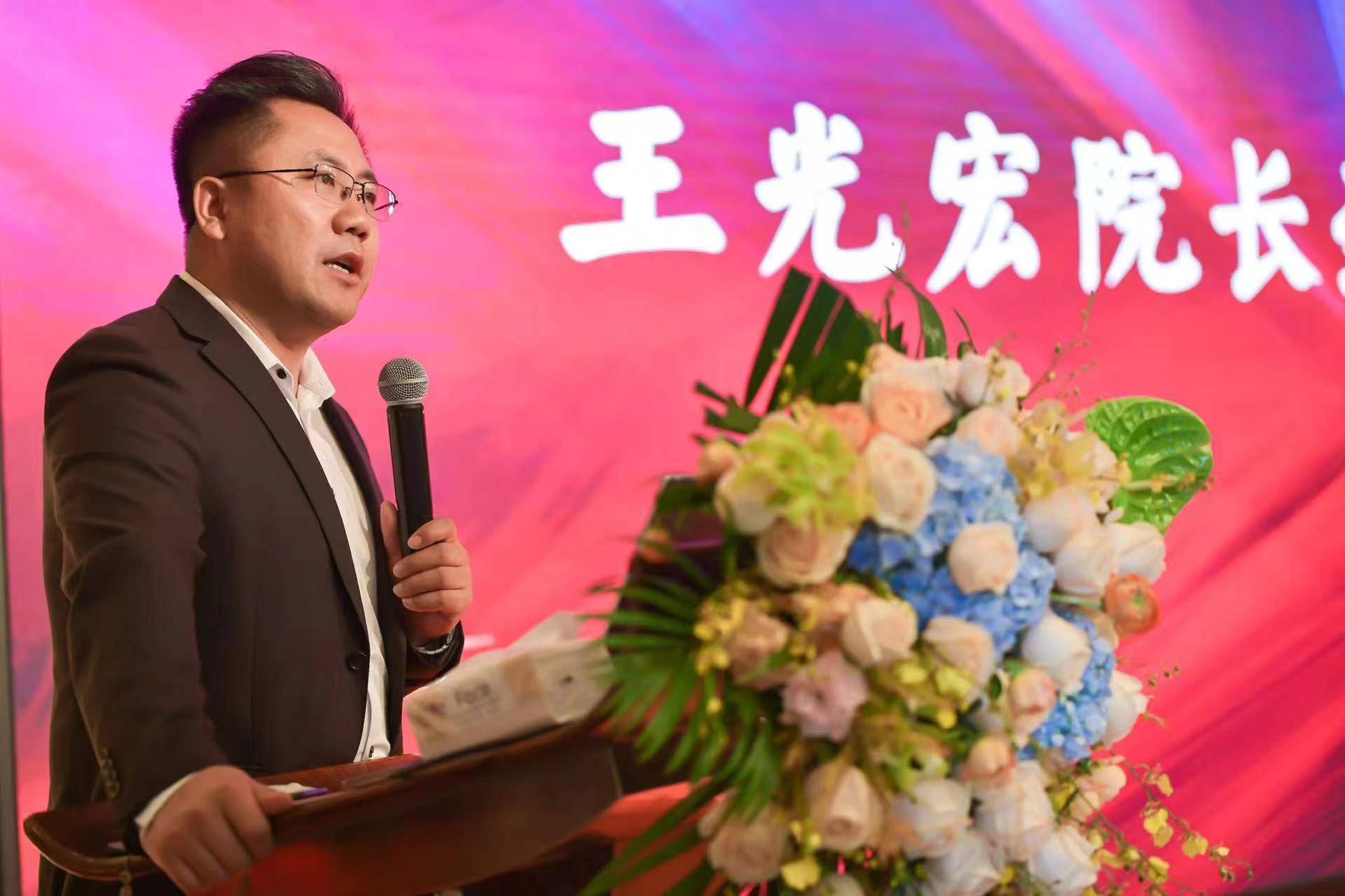 中宣部办公厅原主任,机关老干部书记薛启亮出席研讨会并致辞,国家开放