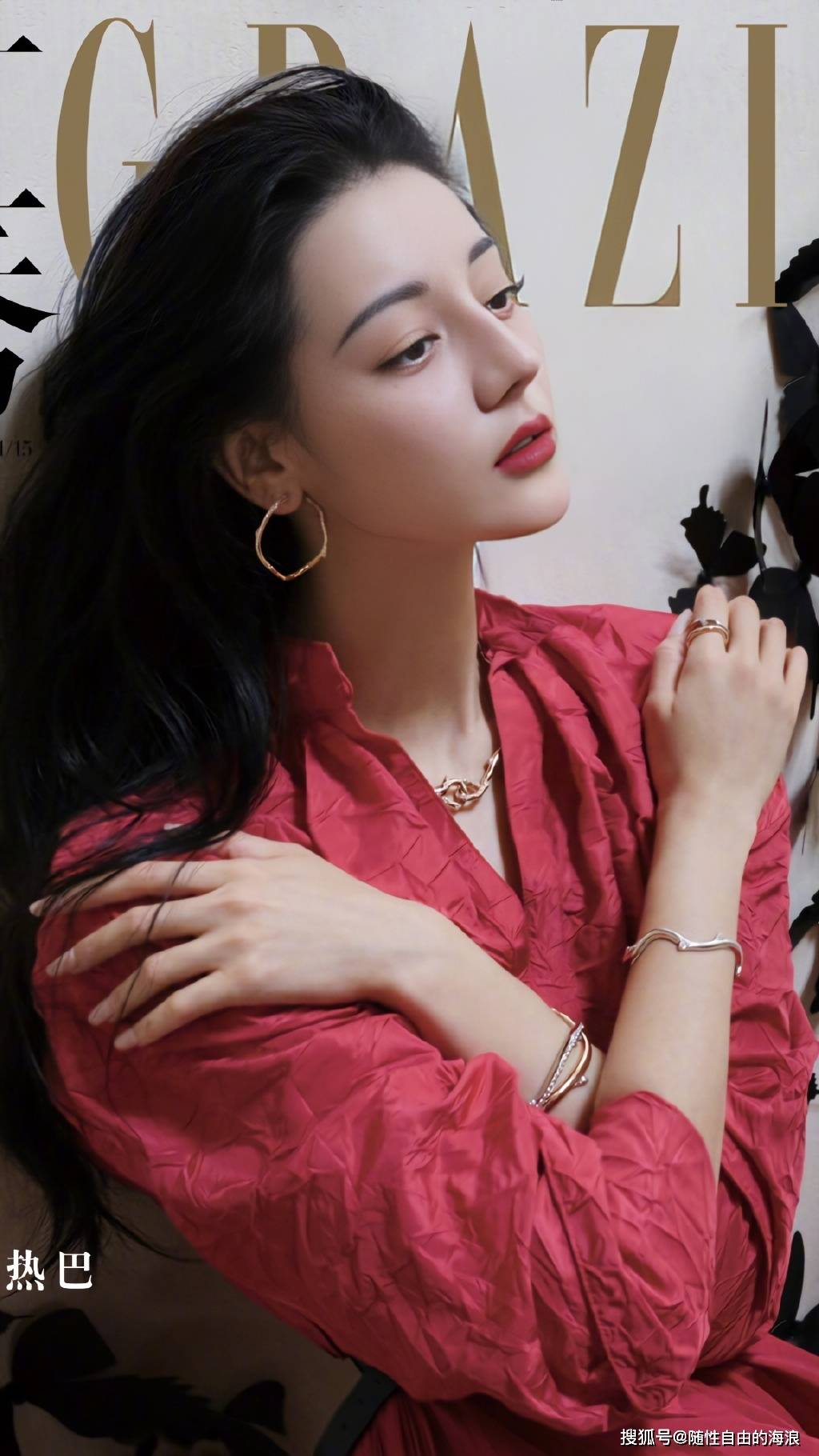 迪丽热巴红秀十一月刊封面释出,造型独特,蝴蝶振翅,美人令人惊艳!