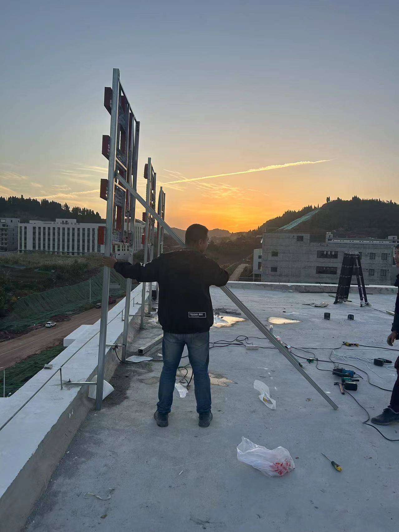 南充腾维广告—户外楼顶广告字制作安装_进行_效果_过程