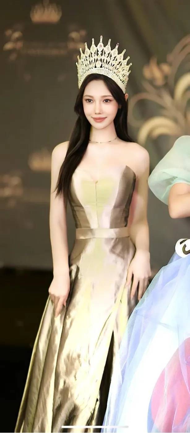 熊悦心,这位选美冠军,犹如一颗璀璨的明珠,凭借其绝