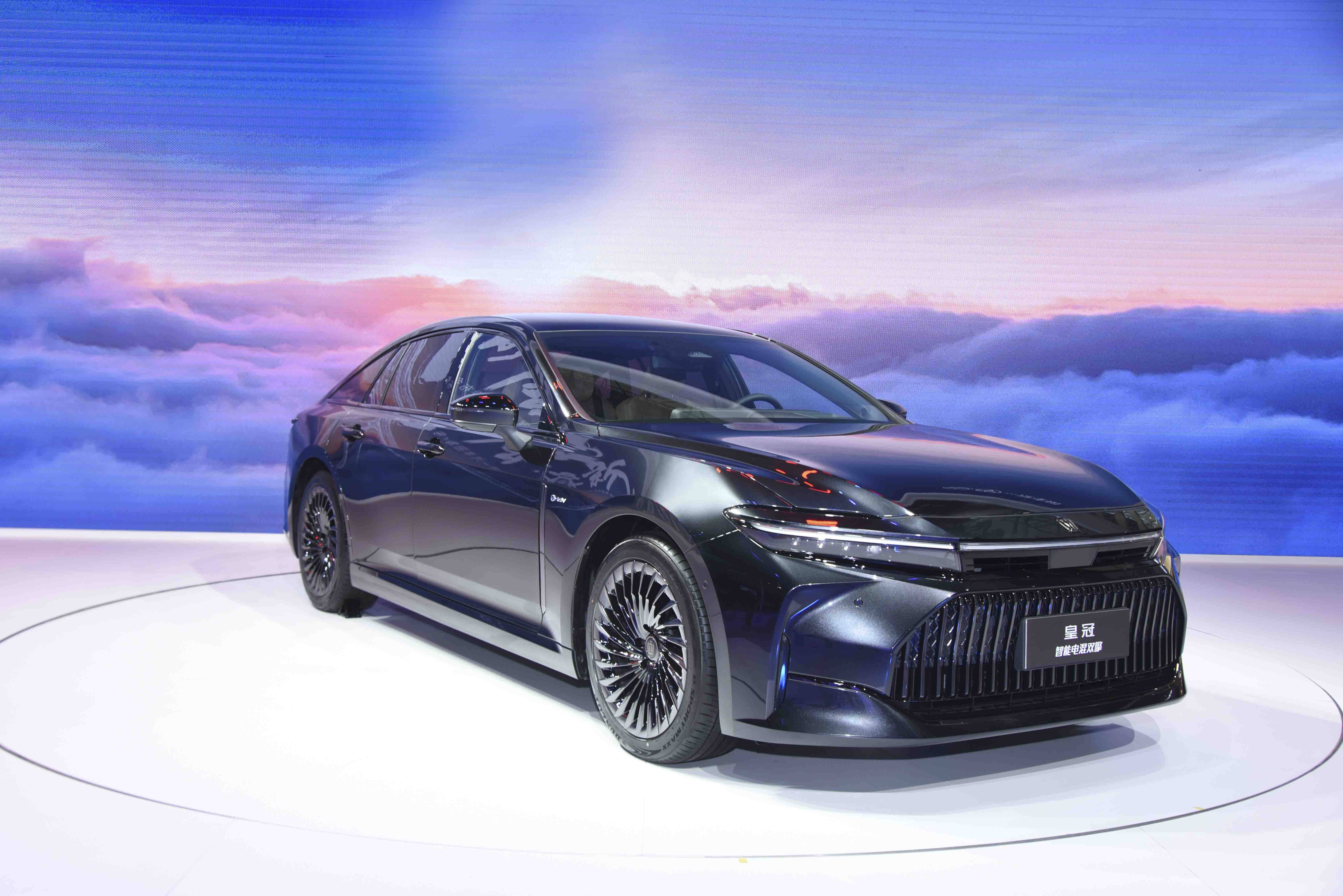 传奇经典车型相继回归,一汽丰田正式发布全新皇冠sedan与普拉多_搜狐