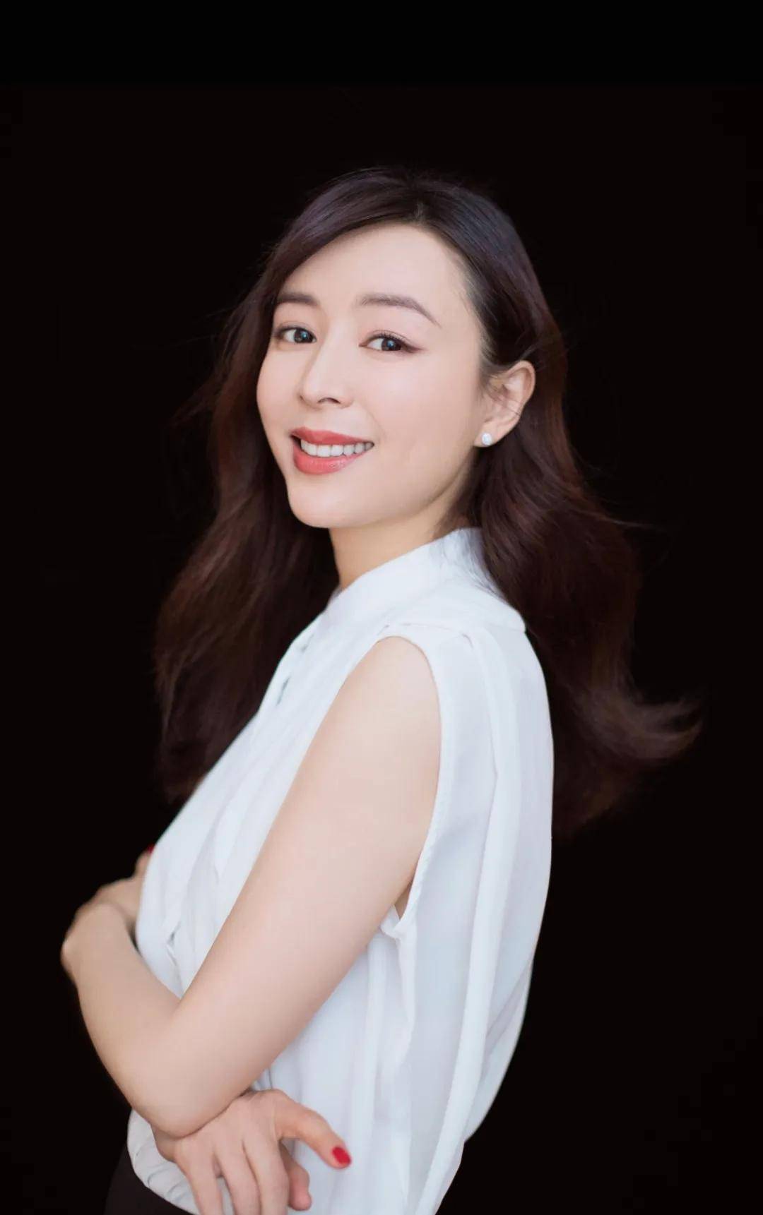 43岁张静初,真性感啊!凹凸感十足!_表演_角色_艺术