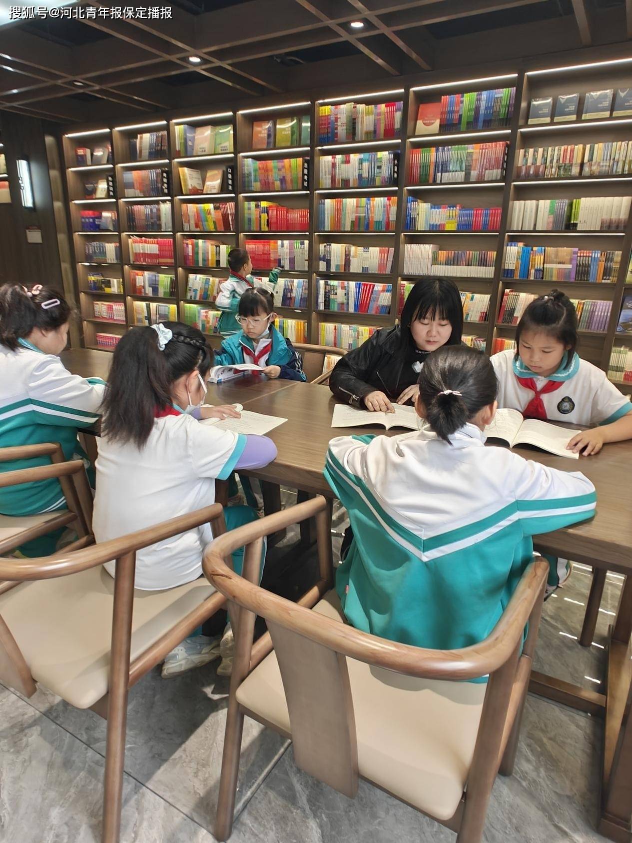 保定河北小学把阅读课搬到书店里