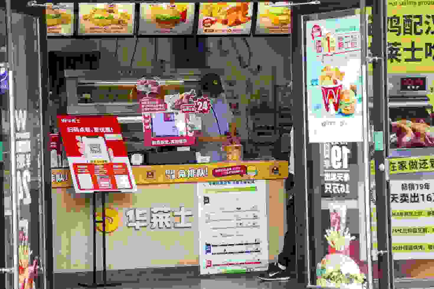 华莱士后厨油锅颜色黑如酱油,该品牌门店曾多次因食品问题被罚!