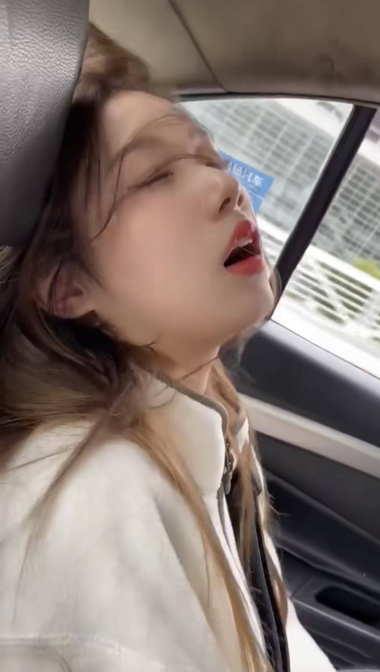浙江女子在车上睡觉,被闺蜜拍下霸气睡姿,男生:很合适做屏保_形象