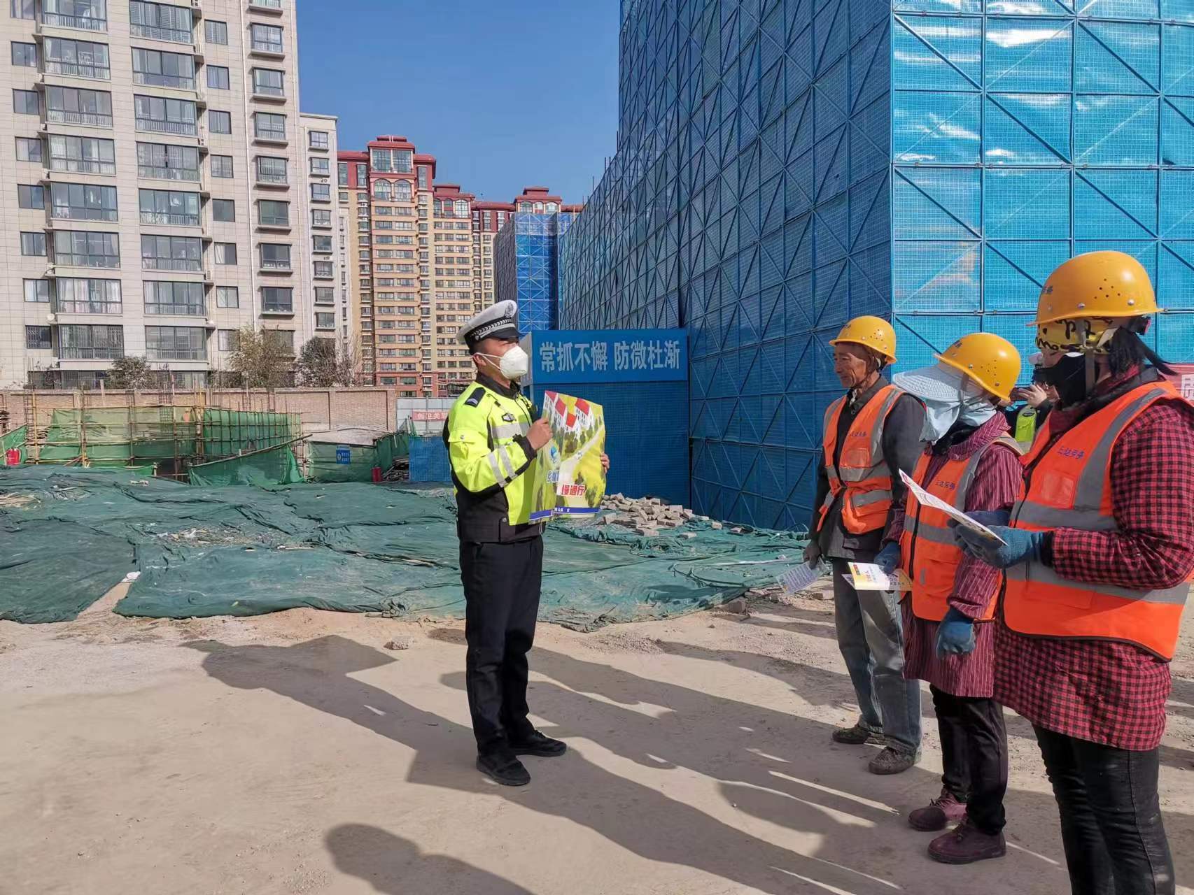 长武交警开展进城务工人员交通安全宣传活动