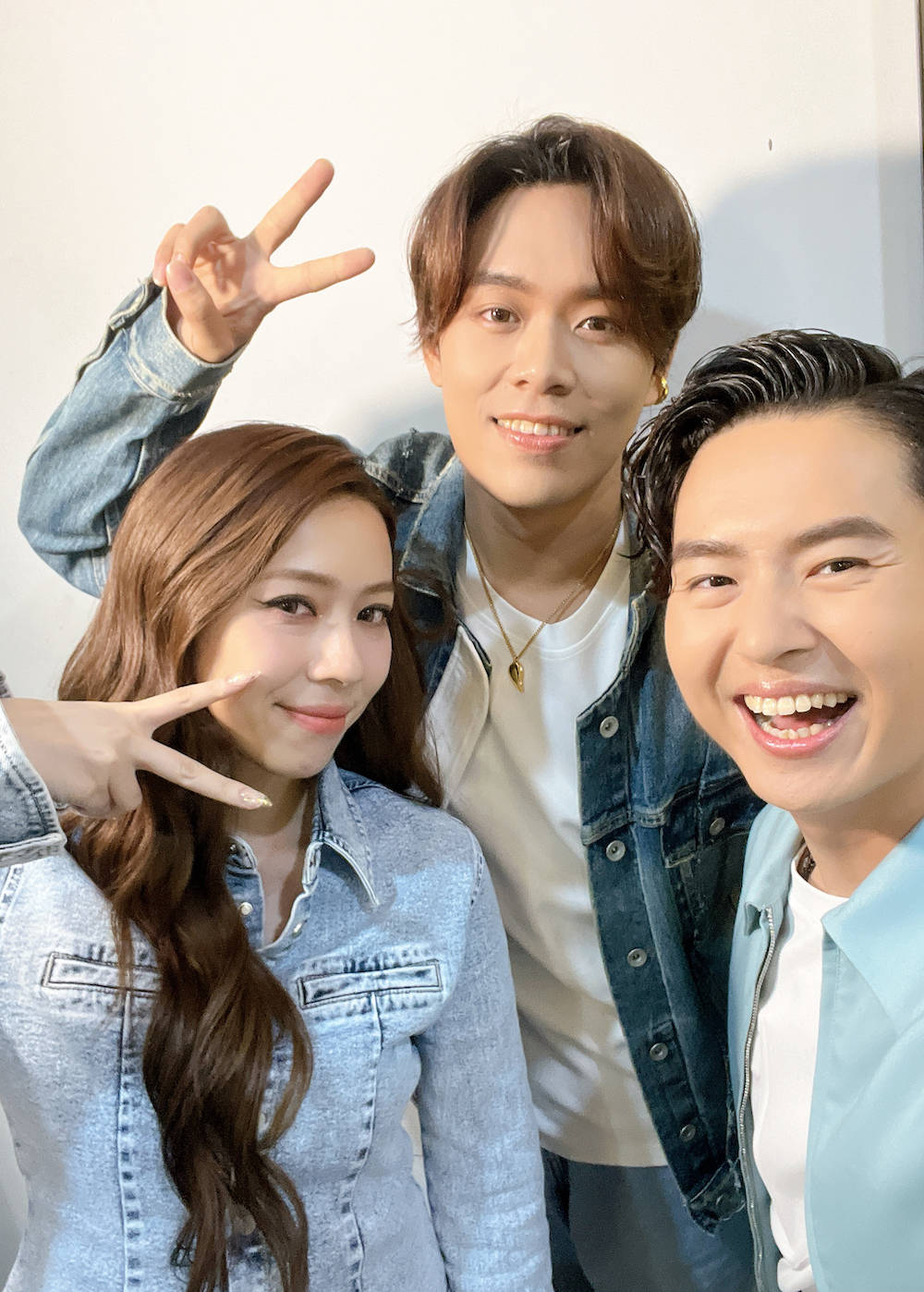 告五人摇滚魅力风靡世界 勇夺新加坡流行音乐盛典年度歌手殊荣_大城市