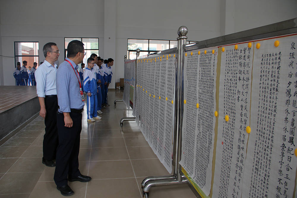 海南儋州市两院中学举办主题教育活动,展出资深媒体人夏佟书法长卷