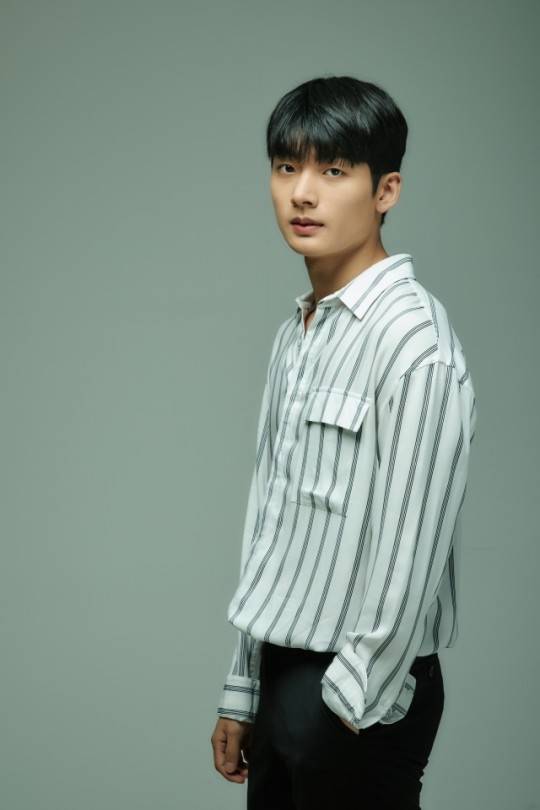 徐英周在2011年作为童星出道,曾出演《犯罪少年》,《密探》等作品.郭