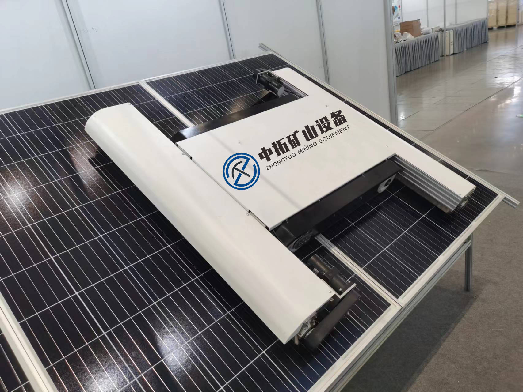 光伏清洗机器人随着全球能源结构的转型和环境保护的日益重要,太阳能