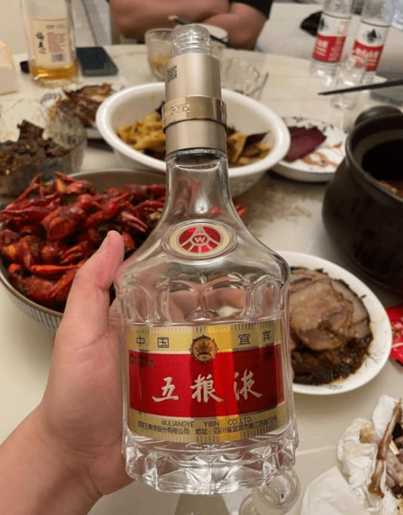 酒桌上五粮液图片实拍图片