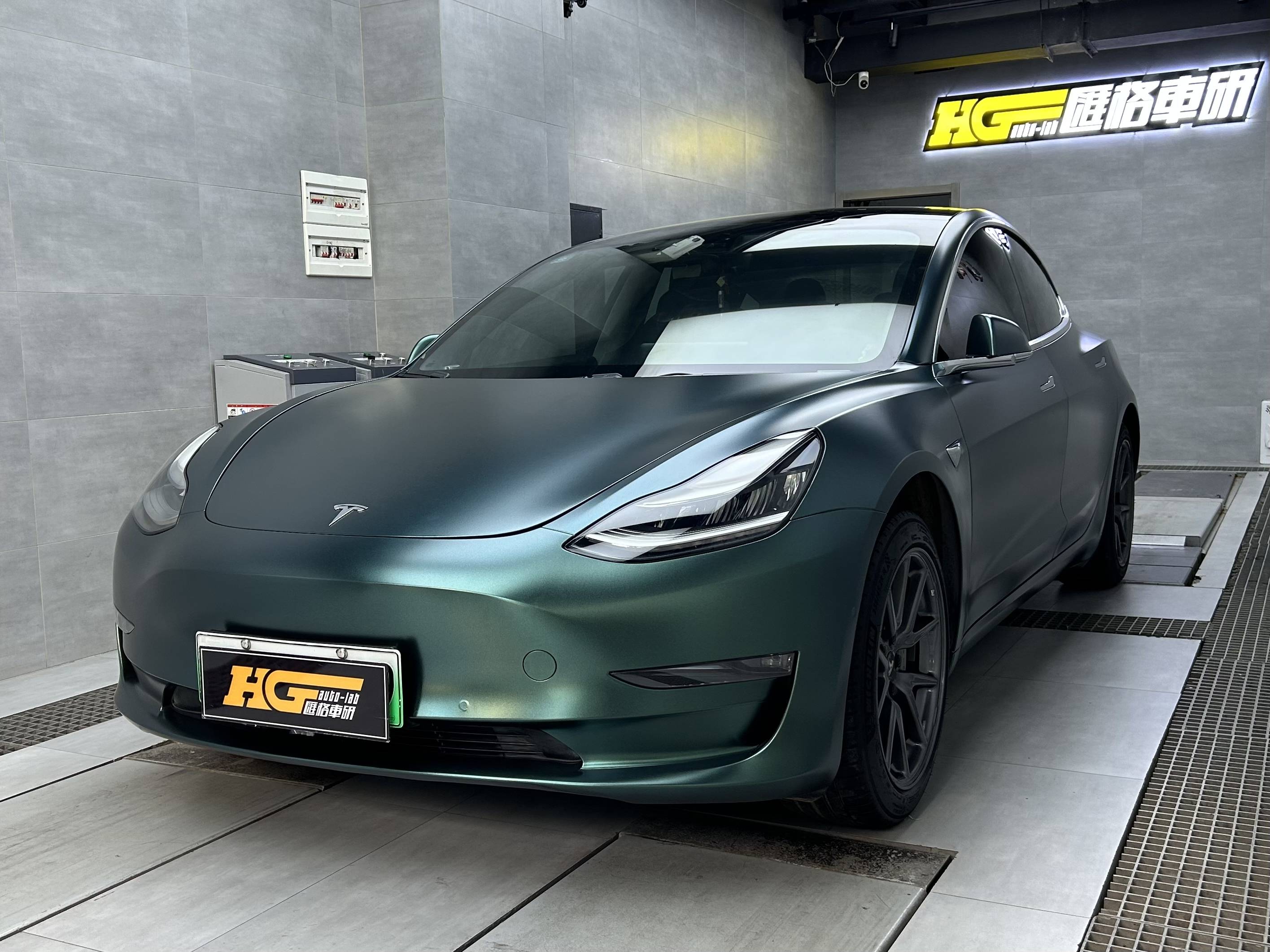 长沙汽车贴膜汇格车研,特斯拉model3改色膜电光墨绿