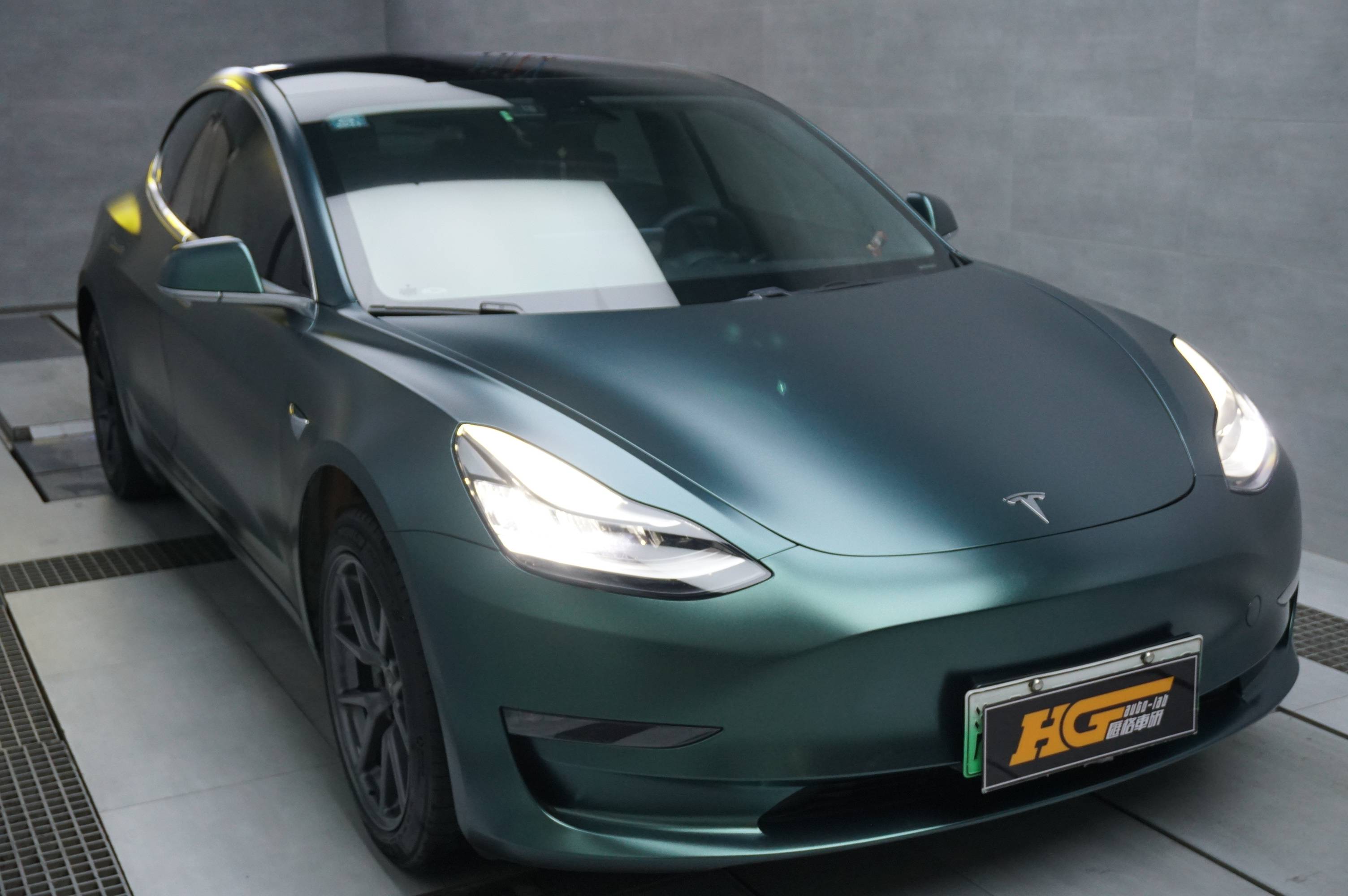 长沙汽车贴膜汇格车研,特斯拉model3改色膜电光墨绿