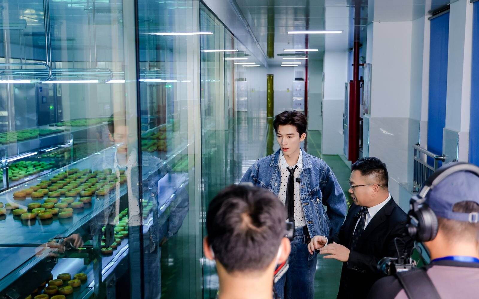 演员王星越走进豪士面包超级工厂,助阵品牌营销华丽升级_叶跃辉_消费