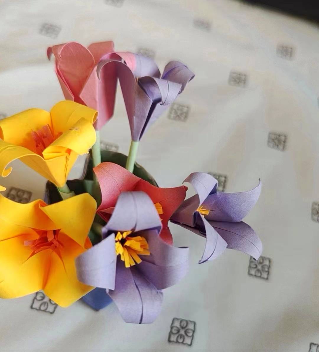 在普通病房恢复期间,孩子给你们细心折纸花,要送给救她性命的医生,也