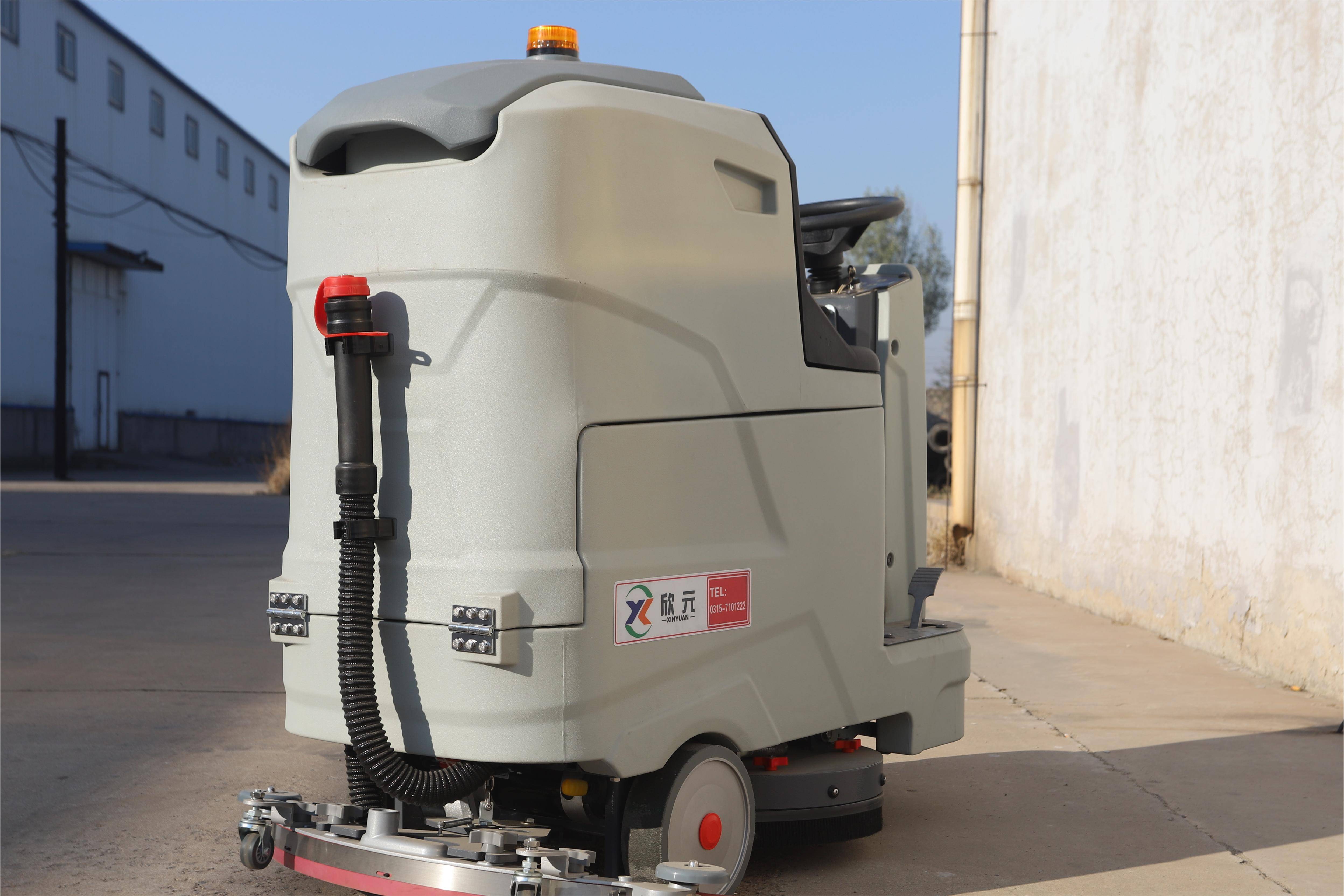 驾驶式洗地机的刷盘清洗速度快,对地面的清洁力度很