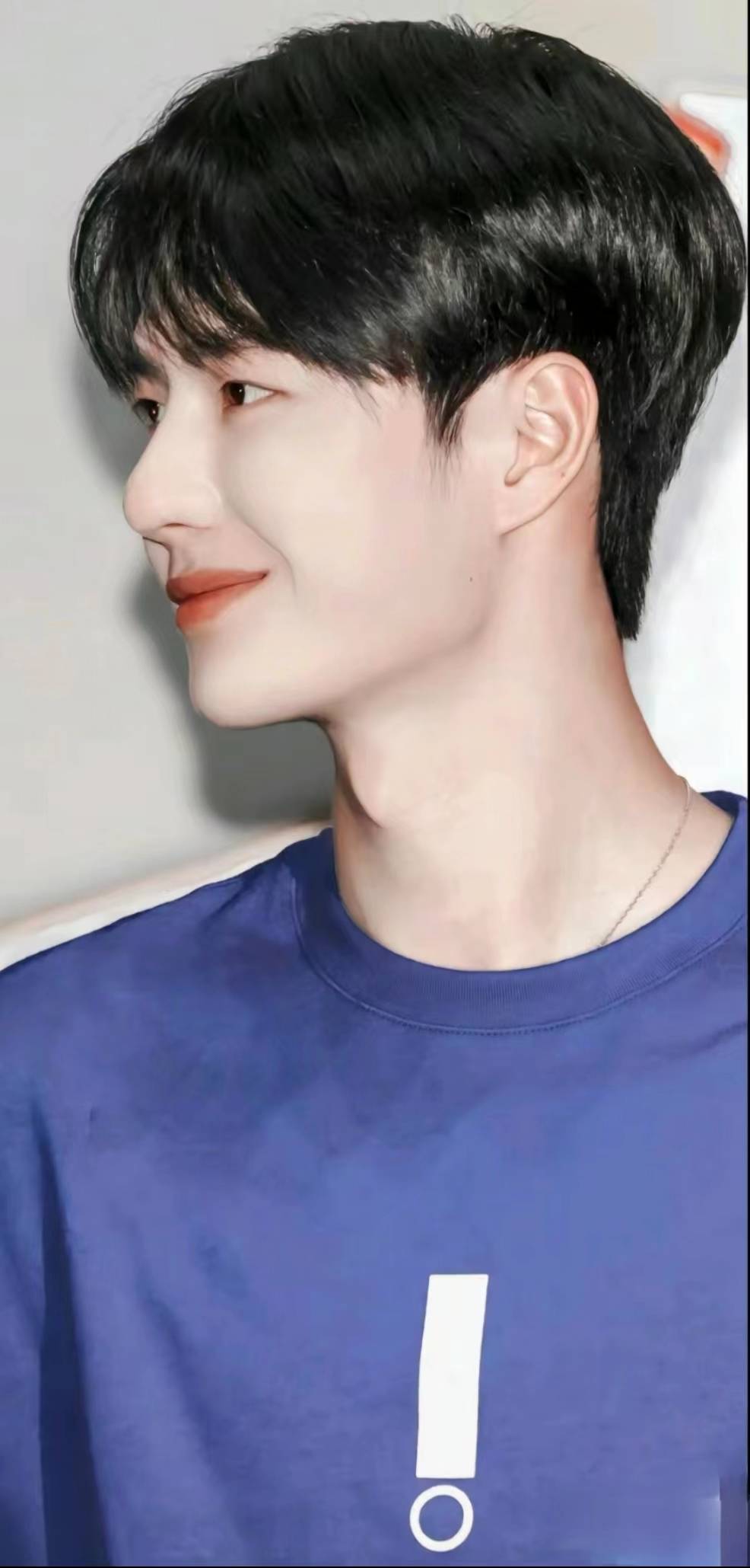 王一博豹系颜值引发热议,清晰下颚线令人着迷!_魅力_帅哥_网友