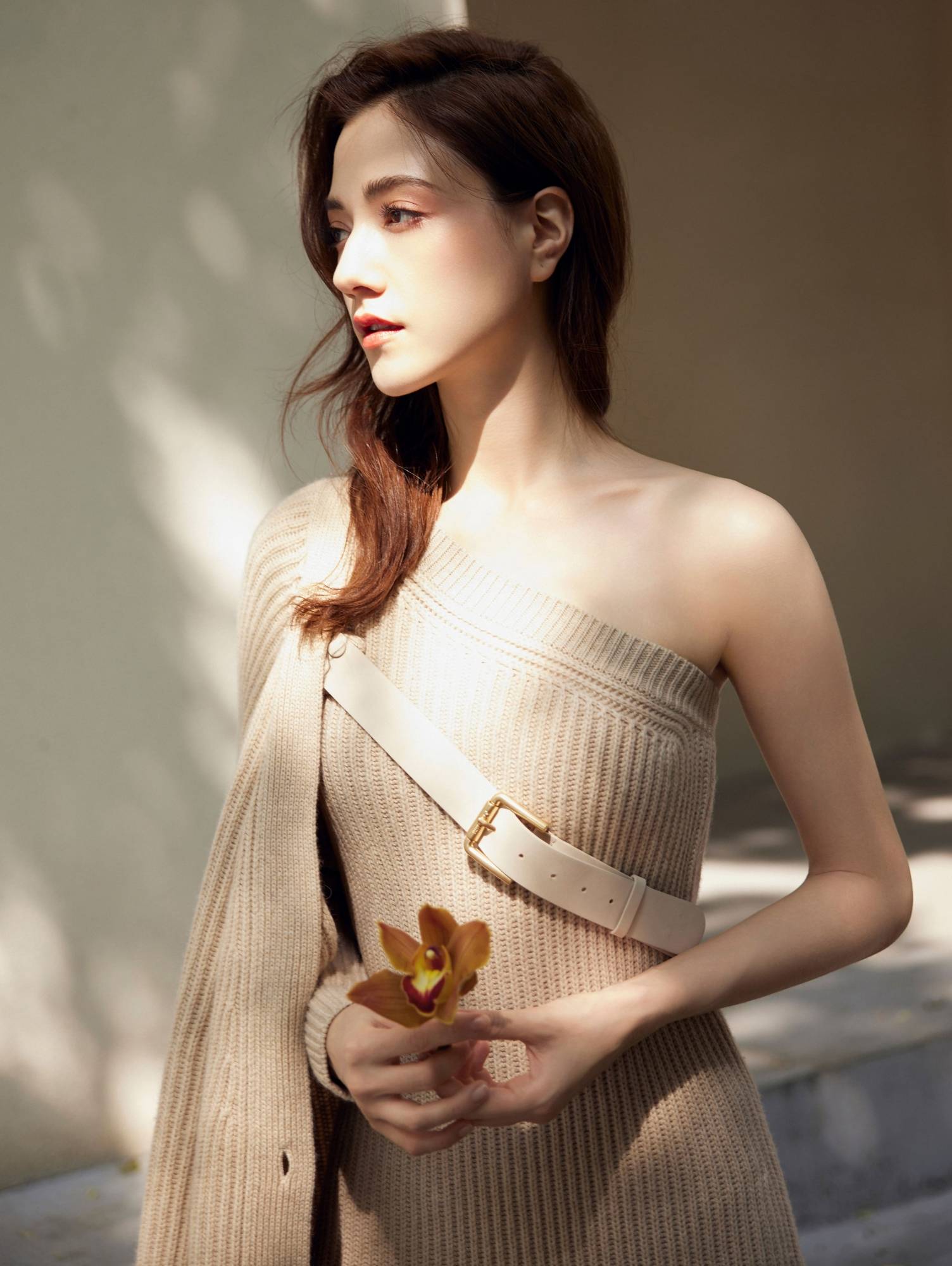 娜然写真大赏:模特新秀惊艳亮相,封神系列电影中的神秘女神身材引发