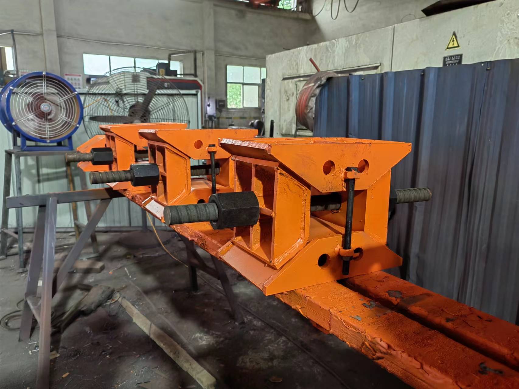 桥梁卸落块我优势和缺点_支座_定位_螺杆