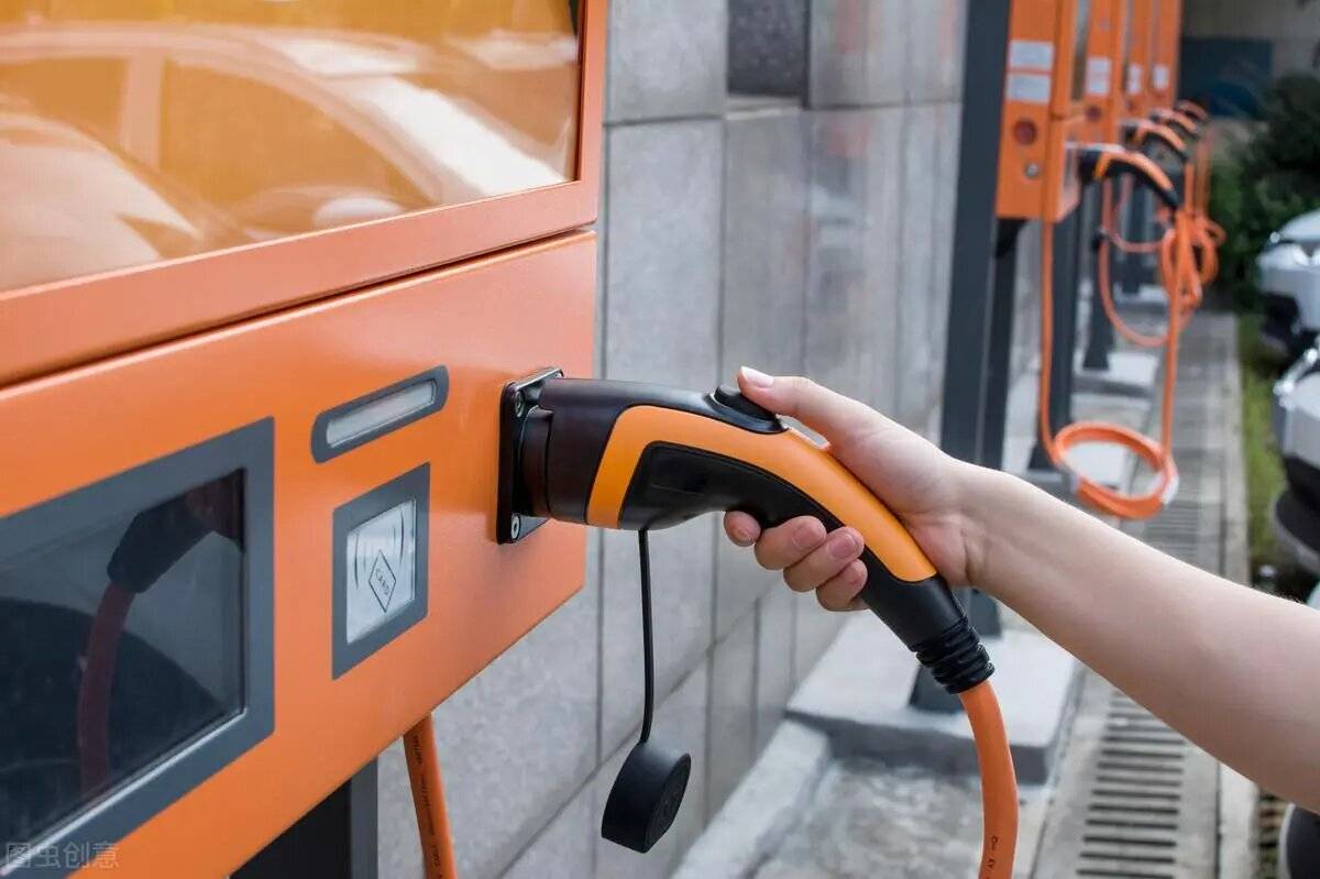 新能源的peek塑料充电桩插头,可以经受无数次的往返抽插,拥有自润滑