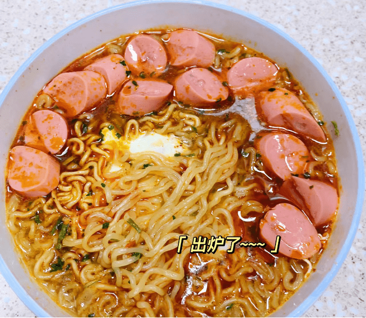 打工人必备美食-微波炉泡面_美味_火腿肠_食材