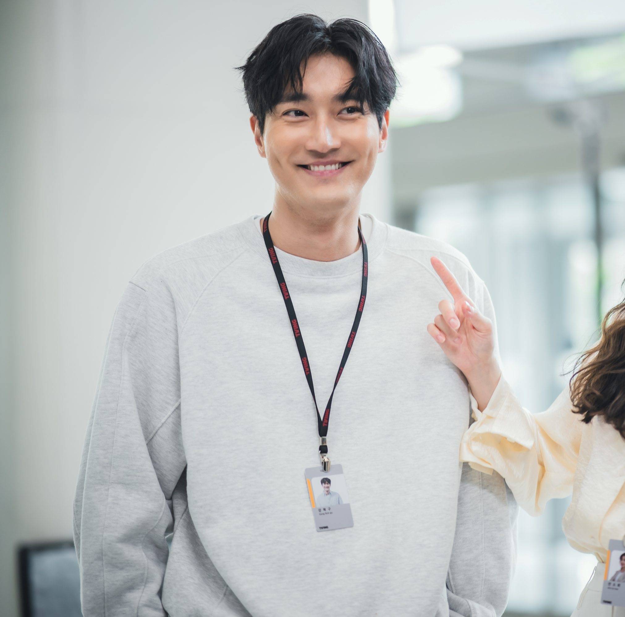 崔始源作为2023年tving及netflix视冠电视剧参演者 未来更加令人期待!